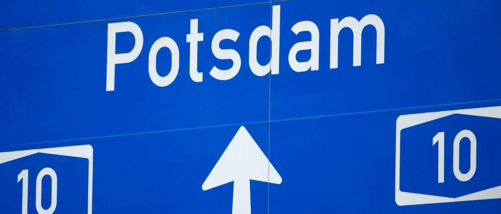 Am Sonntag, 09.12.2018, wurde durch einen bislang unbekannten Täter ein Gegenstand von einer Brücke über der A10 geworfen.