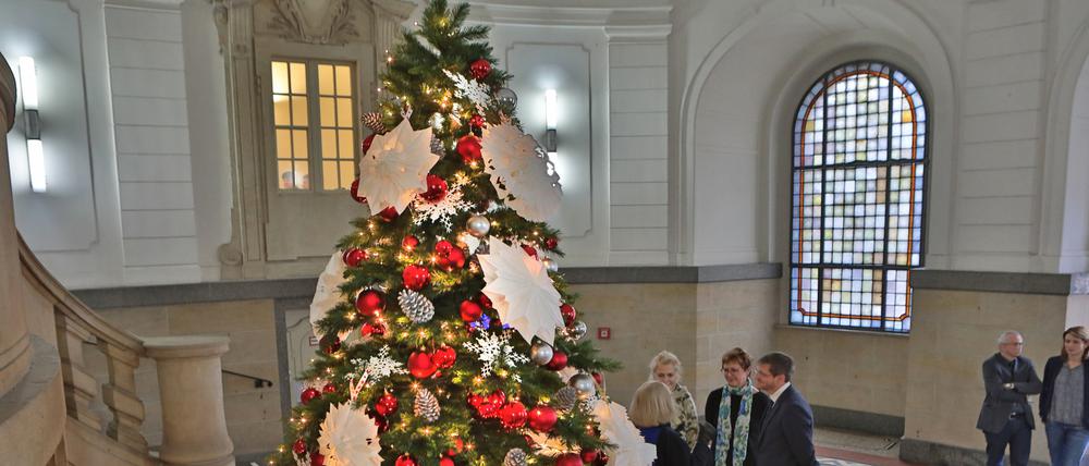 Die Potsdamer Stadtverwaltung singen am Mittwoch im großen Treppenhaus des Rathauses Weihnachtslieder.