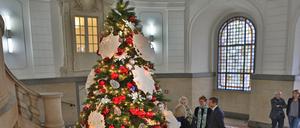 Die Potsdamer Stadtverwaltung singen am Mittwoch im großen Treppenhaus des Rathauses Weihnachtslieder.