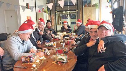 Streetworker luden „Menschen mit Lebensmittelpunkt Straße“ zur Weihnachtsfeier in den Quartierstreff im Staudenhof ein.