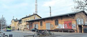 Unscheinbar. Von außen sieht die Ex-Güterhalle (r.) nicht aus wie ein Digital-Hotspot.