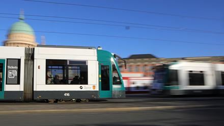 Alle die einen Ausbildungsplatz suchen, soltlen heute in die Straßenbahn einsteigen.