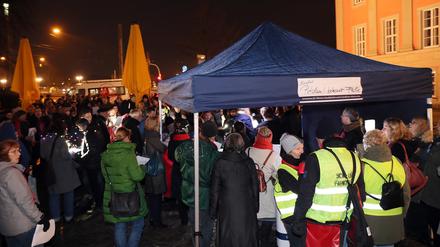 Etwa 200 Menschen nahmen an der Veranstaltung des Bündnisses "Potsdam bekennt Farbe" teil und sangen gemeinsam Weihnachtslieder.