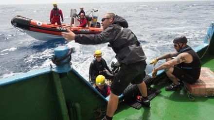 Der Potsdamer Sascha Girke (M.) war Einsatzleiter der Seenotrettungsmission der „Iuventa“.