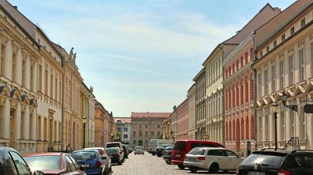 Wilhelm-Staab-Straße mit Nikolaisaal in Richtung Yorkstraße.