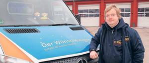 Der 32-jährige Manuel Möller koordiniert den Einsatz des Brandenburger Wünschewagens.