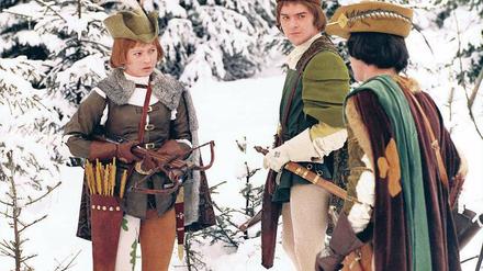 Fischmehl zu Kunstschnee. Als Jäger verkleidet, schießt Aschenbrödel (Libuse Safrankova) mit dem Prinzen (Pavel Travnicek, rechts) um die Wette. 