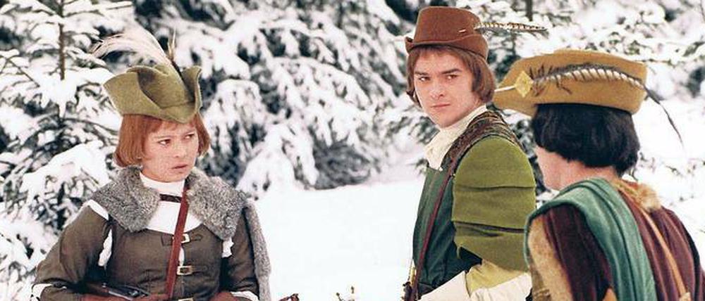 Fischmehl zu Kunstschnee. Als Jäger verkleidet, schießt Aschenbrödel (Libuse Safrankova) mit dem Prinzen (Pavel Travnicek, rechts) um die Wette. 