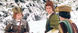 Fischmehl zu Kunstschnee. Als Jäger verkleidet, schießt Aschenbrödel (Libuse Safrankova) mit dem Prinzen (Pavel Travnicek, rechts) um die Wette.