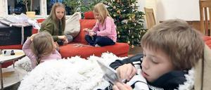Kinder im Gemeinschaftsraum des DRK-Heims am Stern. Auch hier ist es weihnachtlich geschmückt.