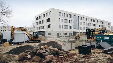 Bauen, bauen, bauen. Der Neubau für die Montessori-Gesamtschule in der Gagarinstraße ist fast fertig.