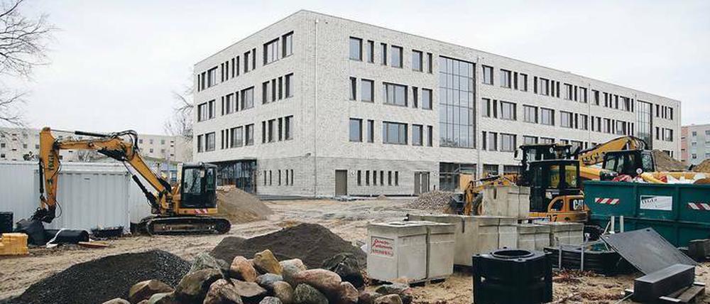 Bauen, bauen, bauen. Der Neubau für die Montessori-Gesamtschule in der Gagarinstraße ist fast fertig.