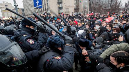 Die russische Staatsmacht geht mit Gewalt gegen Protestanten vor, die sich für Alexej Nawalny einsetzen. 
