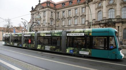 In der Kritik: Bundeswehr auf der Straßenbahn