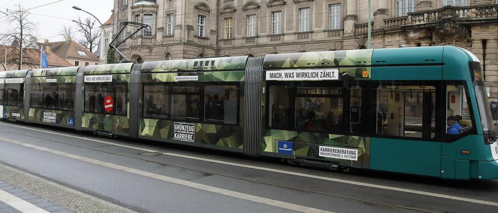 In der Kritik: Bundeswehr auf der Straßenbahn