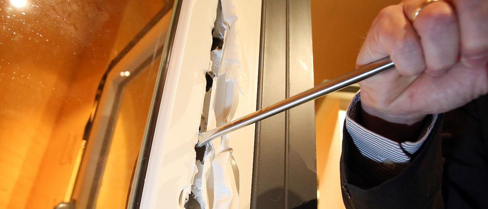 Unbekannte versuchte, die Terrassentür eines Hauses in der Seestraße aufzuhebeln.