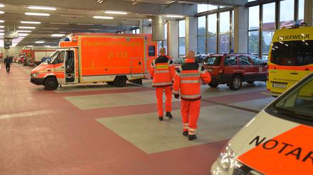 Einsatzbereit. Rettungswagen der Potsdamer Feuerwehr in der Leitstelle. 