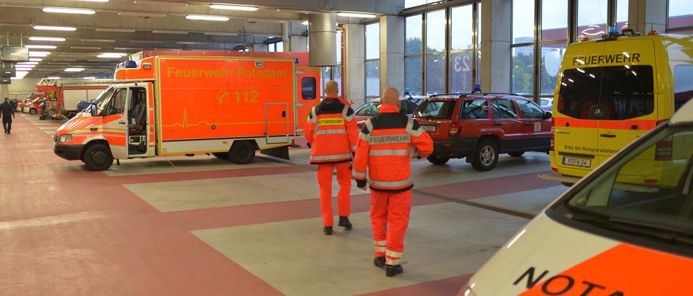 Einsatzbereit. Rettungswagen der Potsdamer Feuerwehr in der Leitstelle. 