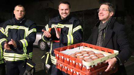 Pfannkuchen für die Freiwillige Feuerwehr in Babelsberg von Oberbürgermeister Schubert. 