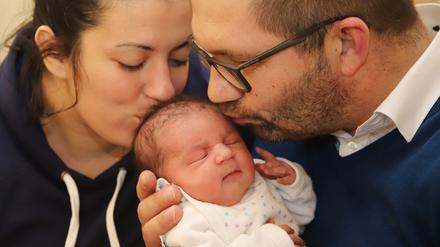 Neujahrsbaby 2019: Casper Can - kerngesund, 52 cm groß und 3860 Gramm schwer. Mama Jasmyn und Papa Mario sind glücklich.