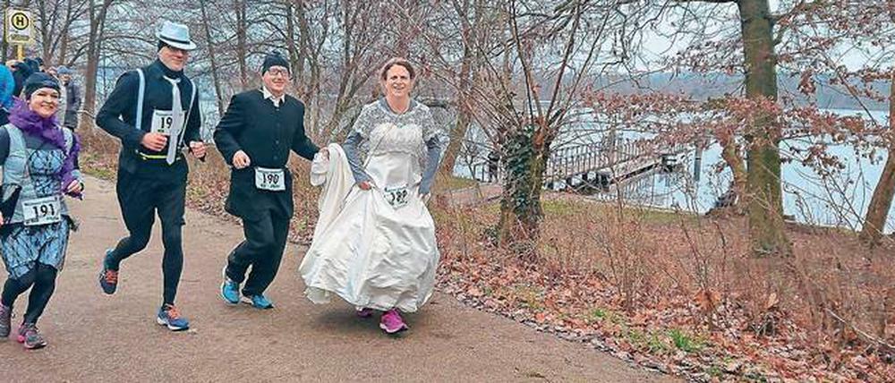Seit 23 Jahren sind die Michendorfer Antje und Christian ein Paar - den Silvesterlauf absolvierten sie in ihrem originalen Hochzeits-Outfit.