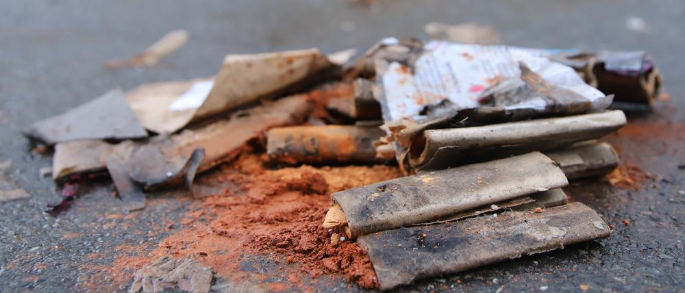 Die Stadtentsorgung hat schon am frühen Neujahrsmorgen mit dem Beseitigen des Silvestermülls angefangen – man rechnet mit insgesamt 15 Tonnen. Zunächst waren große Plätze und Hauptverkehrsstraßen dran. Bis Ende der Woche sollen alle Straßen sauber sein, dann folgen die Grünflächen. 22 Mitarbeiter waren an Neujahr zusätzlich im Einsatz, so ein Sprecher.