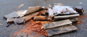 Die Stadtentsorgung hat schon am frühen Neujahrsmorgen mit dem Beseitigen des Silvestermülls angefangen – man rechnet mit insgesamt 15 Tonnen. Zunächst waren große Plätze und Hauptverkehrsstraßen dran. Bis Ende der Woche sollen alle Straßen sauber sein, dann folgen die Grünflächen. 22 Mitarbeiter waren an Neujahr zusätzlich im Einsatz, so ein Sprecher.