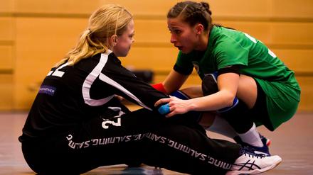 Trost. Werders Torhüterin Sandra Schmidt wird nach der Finalniederlage von Teamkollegen Sophie Kieschke aufgemuntert.