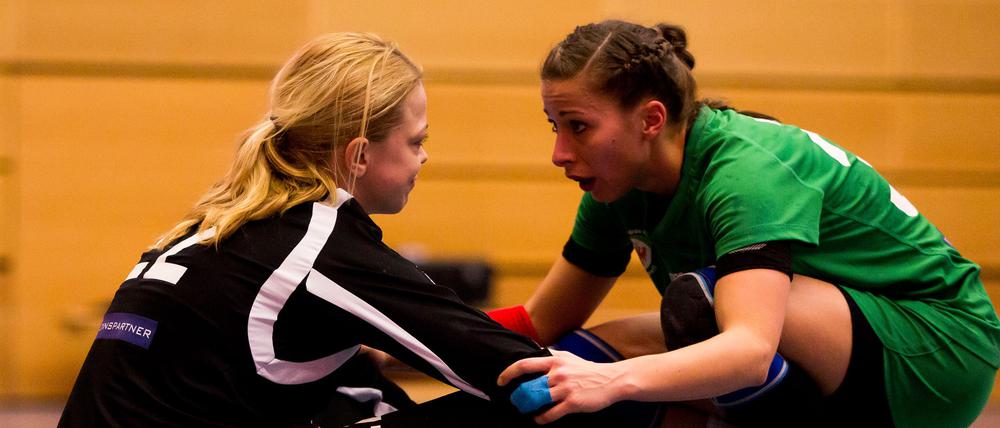 Trost. Werders Torhüterin Sandra Schmidt wird nach der Finalniederlage von Teamkollegen Sophie Kieschke aufgemuntert.