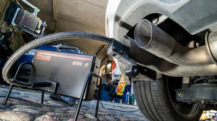 Ein Messschlauch eines Gerätes zur Abgasuntersuchung für Dieselmotoren im Auspuffrohr.
