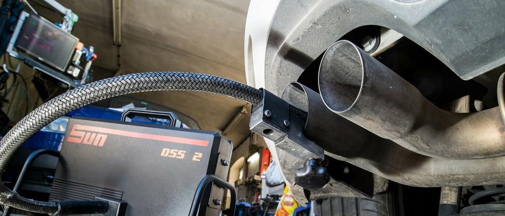 Ein Messschlauch eines Gerätes zur Abgasuntersuchung für Dieselmotoren im Auspuffrohr.