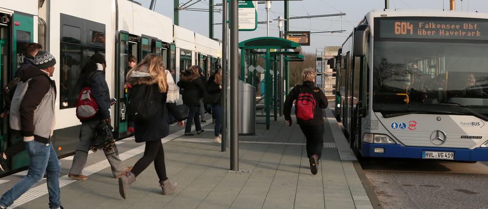 Zwischenstation Mond? Ob ins Logistik-Drehkreuz Havelland oder zu den Industriestandorten rund um Ludwigsfelde: Für Jobsuchende aus Potsdam, die auf den öffentlichen Nahverkehr angewiesen sind, ist der Weg dorthin oft umständlich. Hier braucht es eine bessere Vernetzung, fordert Agenturchefin Ramona Schröder.