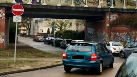 Obwohl hier die Durchfahrt verboten ist, fahren viele Autofahrer in die Geschwister-Scholl-Straße ein.