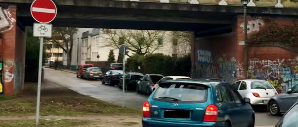 Obwohl hier die Durchfahrt verboten ist, fahren viele Autofahrer in die Geschwister-Scholl-Straße ein.