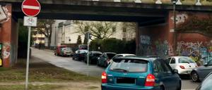 Obwohl hier die Durchfahrt verboten ist, fahren viele Autofahrer in die Geschwister-Scholl-Straße ein.