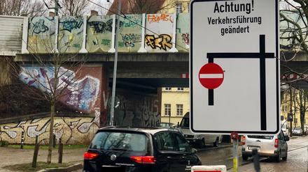 Eigentlich wird schon früh auf die neue Verkehrsführung hingewiesen.