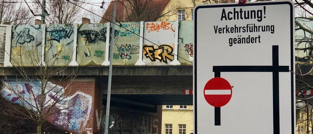 Eigentlich wird schon früh auf die neue Verkehrsführung hingewiesen.