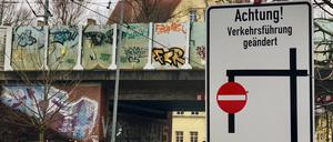 Eigentlich wird schon früh auf die neue Verkehrsführung hingewiesen.