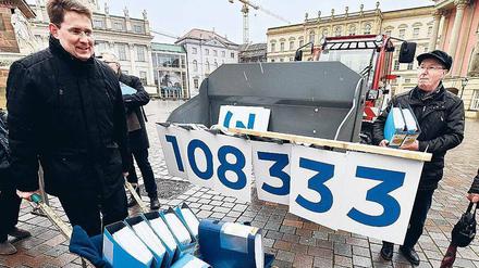 Péter Vida, Vorsitzender der Freien Wähler, hat die Unterschriften gegen die Straßenausbaubeiträge am Dienstag vor dem Landtag übergeben.