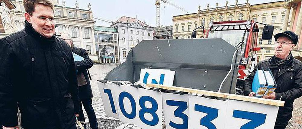 Péter Vida, Vorsitzender der Freien Wähler, hat die Unterschriften gegen die Straßenausbaubeiträge am Dienstag vor dem Landtag übergeben.