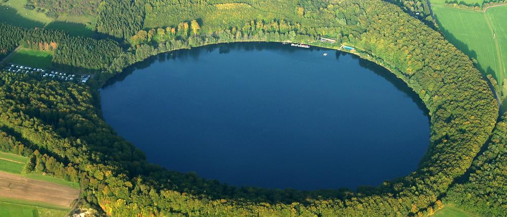 Maare in der Eifel sind meist kugelrund, trichterförmig und tief. So auch der Laacher See. Sie sind durch Vulkanismus entstanden.