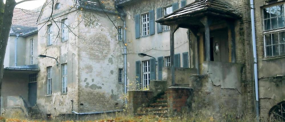 Inzwischen ist der Zustand des Hauptgebäudes so schlecht, dass es nicht mehr betreten werden darf.