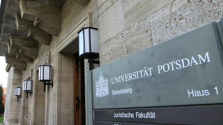 Der Doktorand hat an der Jura- Fakultät der Uni Potsdam promoviert.