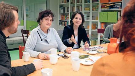 Unter Drewitzern. Die Grünen-Bundesvorsitzende Annalena Baerbock (r.), war am Mittwoch zu Besuch.