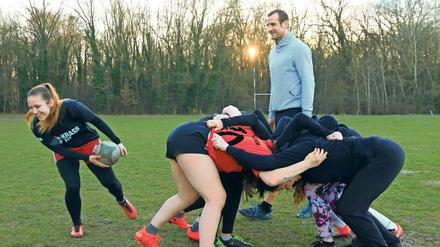 Aussterbende Art. Immer weniger Leute engagieren sich ehrenamtlich in Sportvereinen. Es braucht aber Enthusiasten wie Rugby-Trainer Christian Schubert.