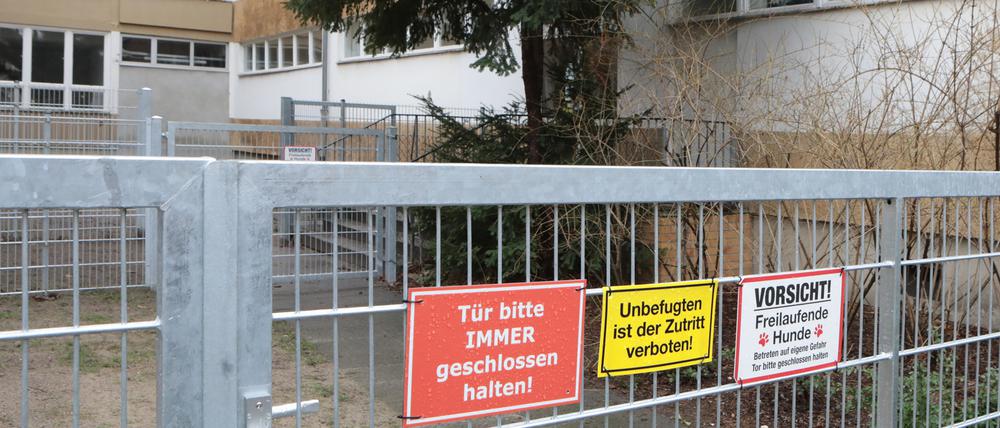 Zäune begrenzen die Auslauffläche der "Huta".