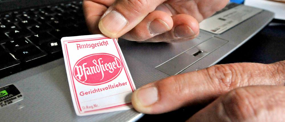 Die Zahl der Gerichtsvollzieher ist in Brandenburg gesunken, trotzdem haben sie immer mehr Aufgaben.