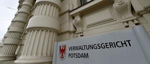 Das Verwaltungsgericht Potsdam lässt das Verfahren ruhen.