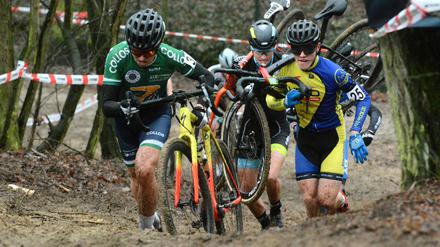 Kräftezehrend. Die Cyclocrosser kämpften sich bei anspruchsvollen Bedingungen durch die Kiebitzberge. 