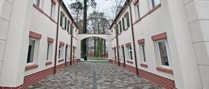 Die Neubauten nehmen mit ihren Klinkersockeln Bezug auf die historische Bausubstanz der Beelitzer Heilstätten.